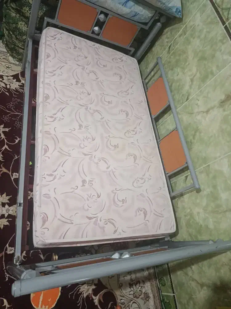 تخت فلزی در حد نو با تشک|تخت و سرویس خواب|ایرانشهر, |دیوار