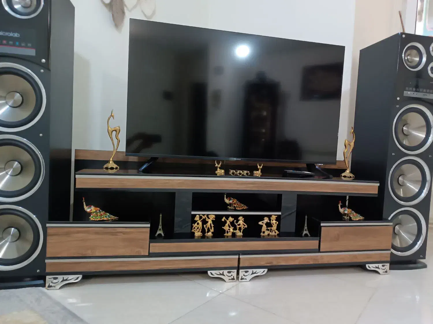 میز تلوزیون در حد نو|بوفه، ویترین، کنسول|اراک, |دیوار