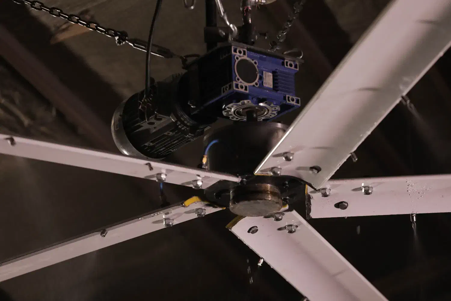 فن سقفی گاوداری همراه با مه پاش|ماشینآلات صنعتی|رشت, استادسرا|دیوار