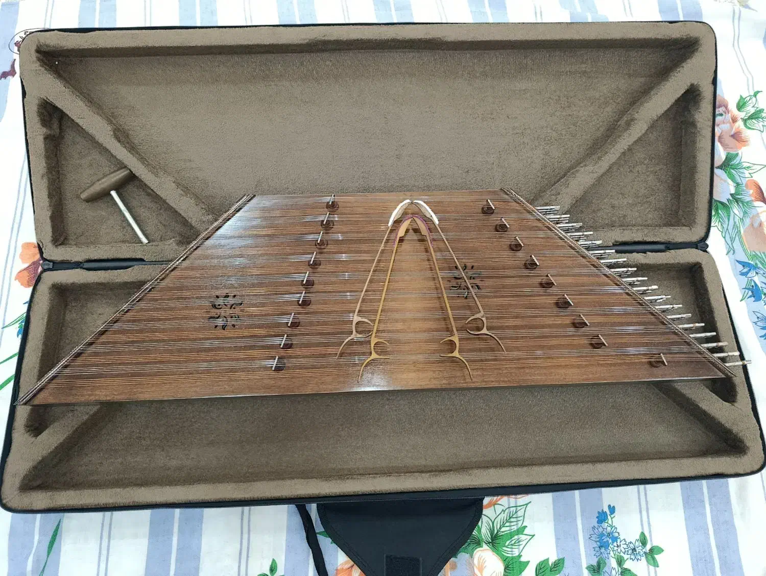 سنتور خوش نوا|سازهای سنتی|ایلام, |دیوار