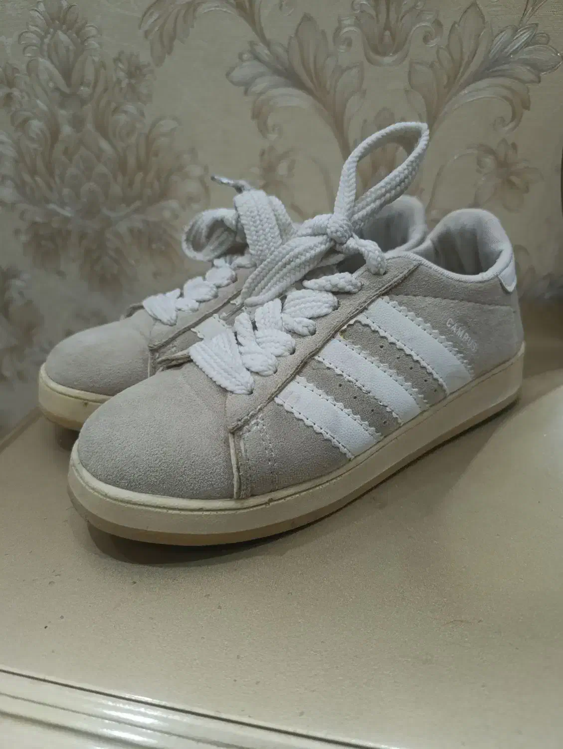 کتونی|کیف، کفش، کمربند|رباط‌کریم, رباط‌کریم|دیوار