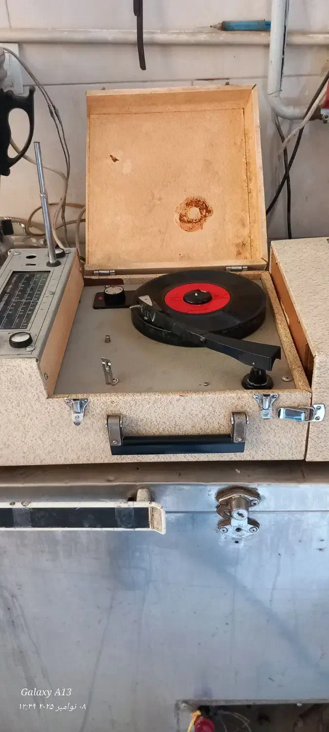 گرامافون قدیمی سالم و به شرط|کلکسیون اشیاء عتیقه|همدان, |دیوار