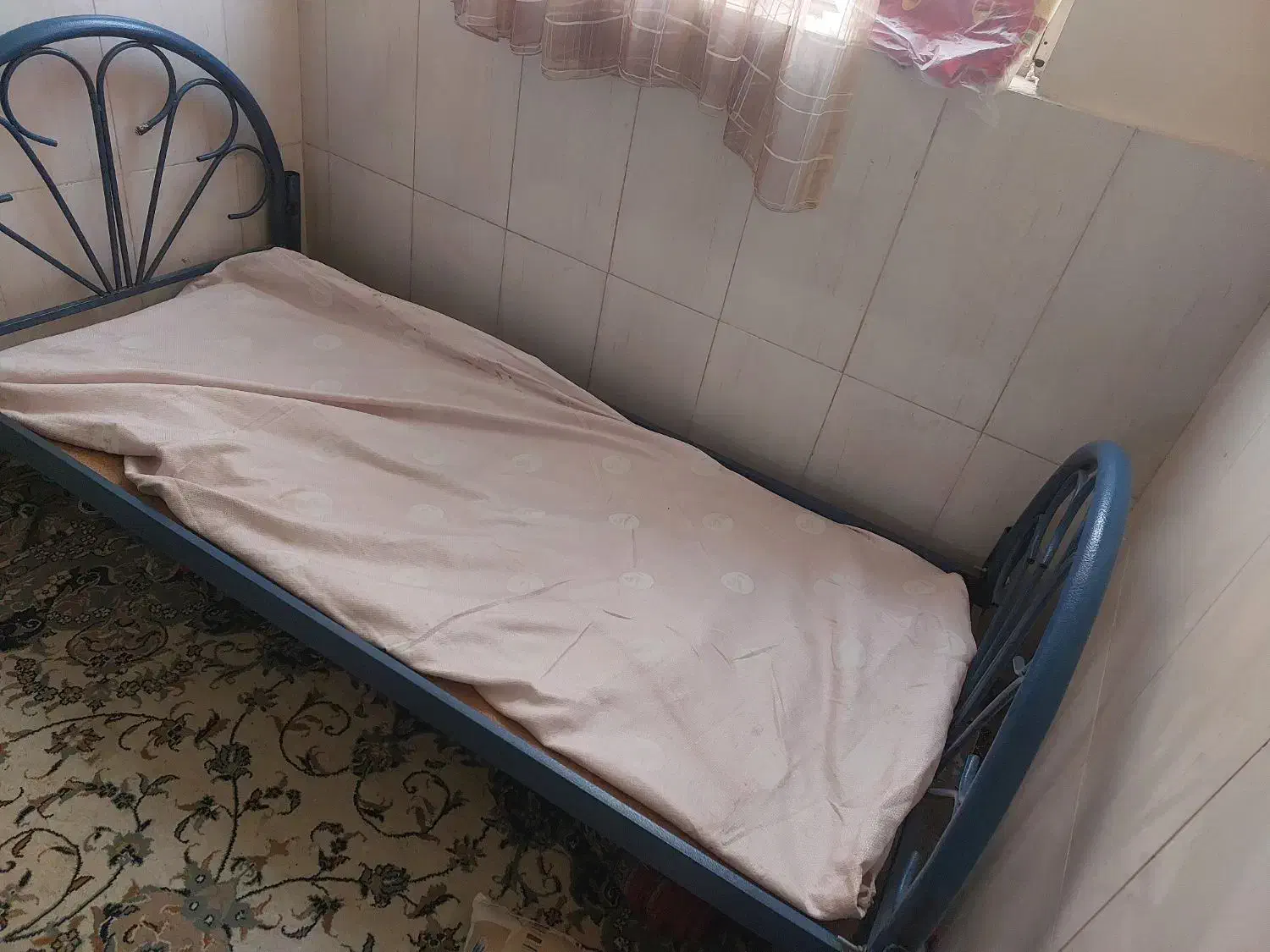 تخت فلزی تک نفره با میز آرایش|تخت و سرویس خواب|تهران, والفجر (افسریه)|دیوار