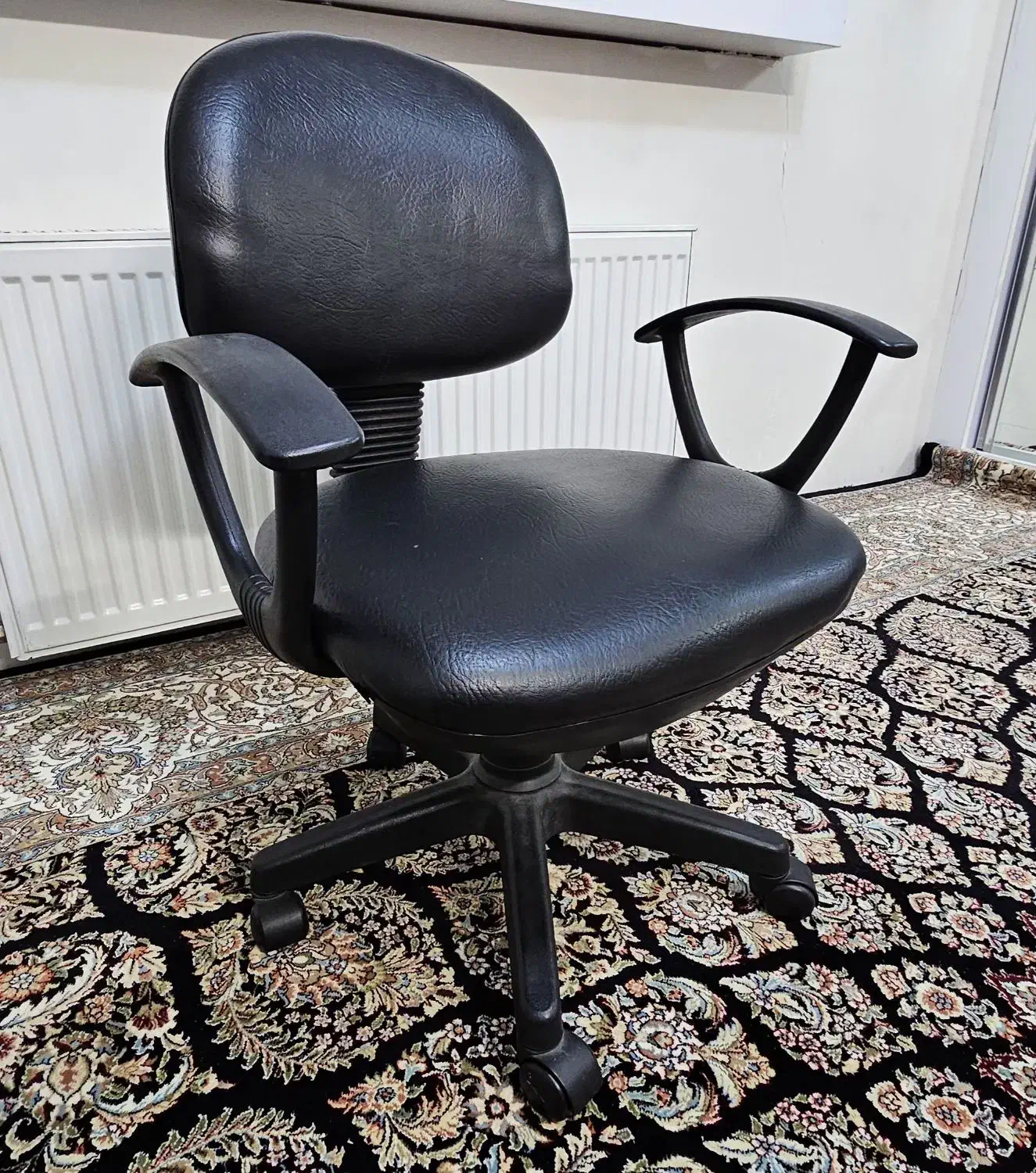 صندلی اداری سالم و تمیز  در حد نو|مبلمان اداری|همدان, |دیوار