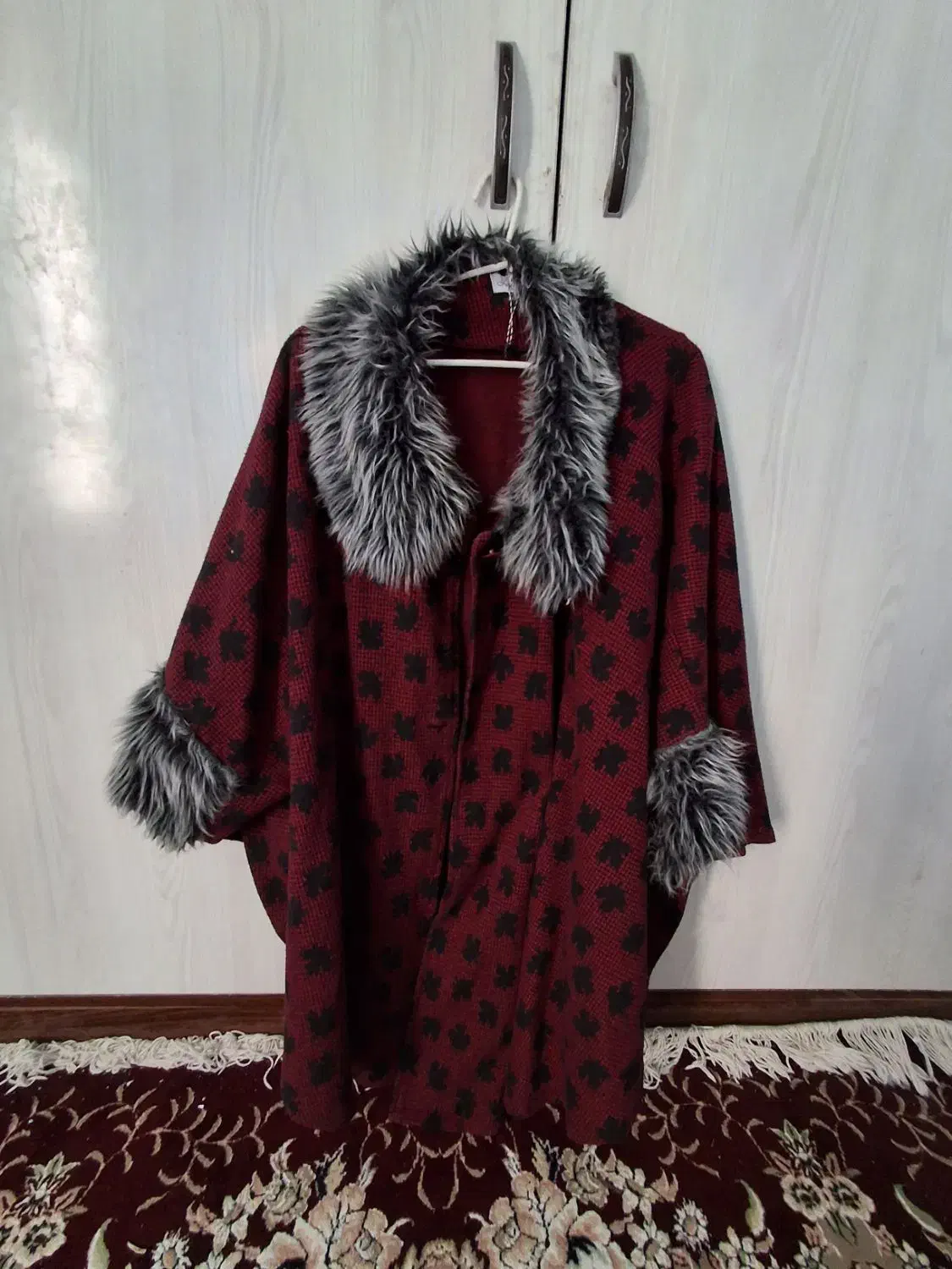 فروش میز تلویزیون ال سی دی .تعدادی لباس|لباس|بیرجند, |دیوار