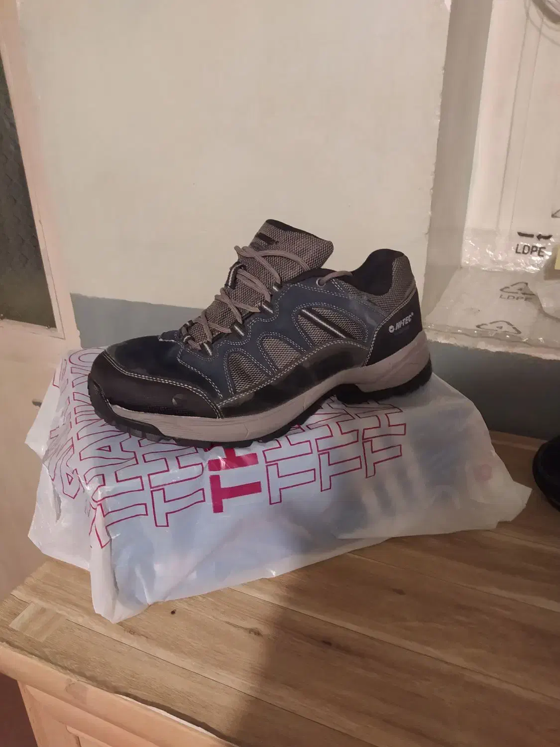 کتونی برند|کیف، کفش، کمربند|هشتگرد, هشتگرد قدیم|دیوار