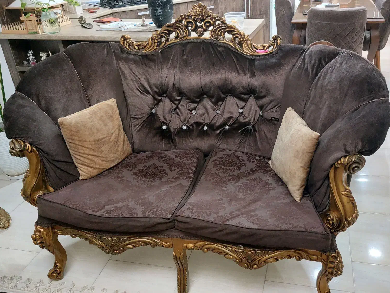 مبل سلطنتی ۷ نفره با میز مبلی و دو میز عسلی|مبلمان خانگی و میز عسلی|رشت, صفاری|دیوار