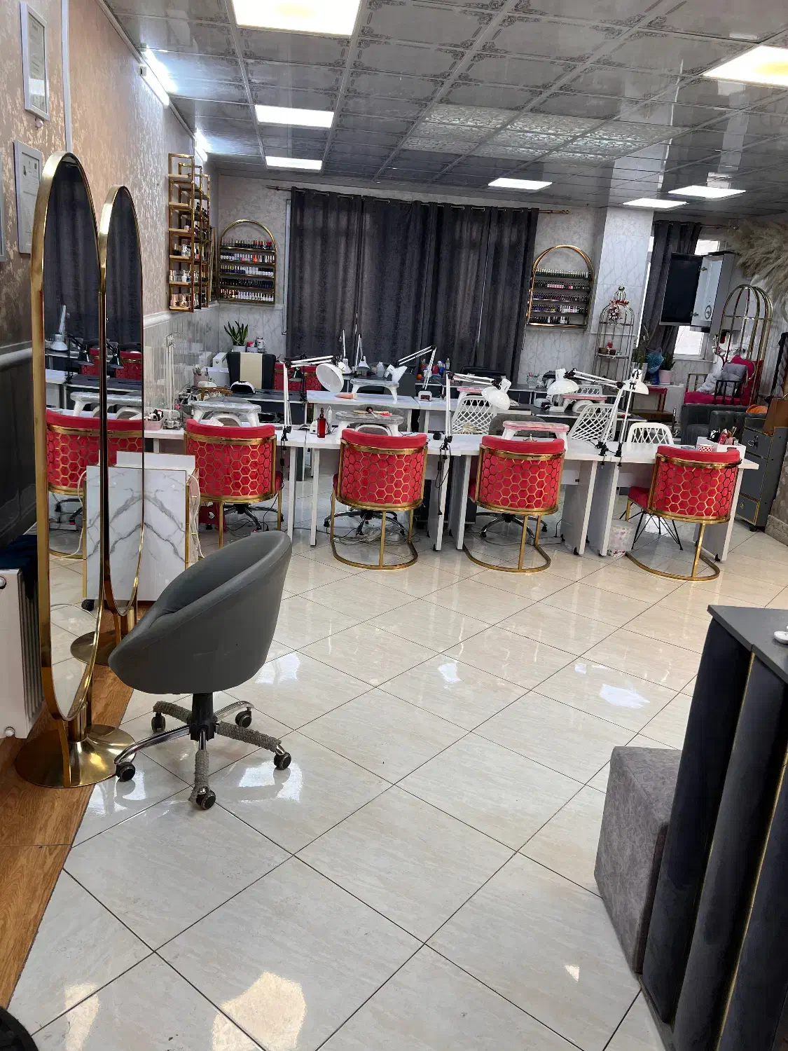 اجاره میز و صندلی و اتاق|خدمات آرایشگری و زیبایی|تهران, شهرک ولیعصر شمالی|دیوار