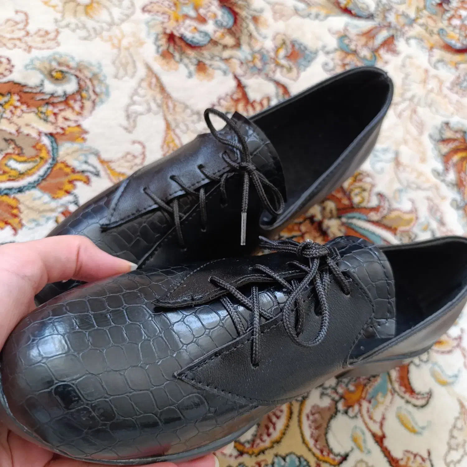 کفش نو|کیف، کفش، کمربند|کاشمر, |دیوار