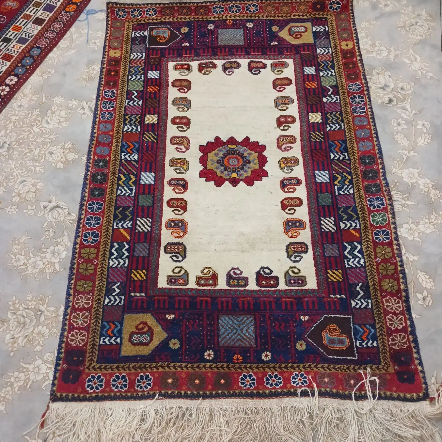 یک جفت قالی محلی زیبا و زینتی|فرش|آباده, |دیوار