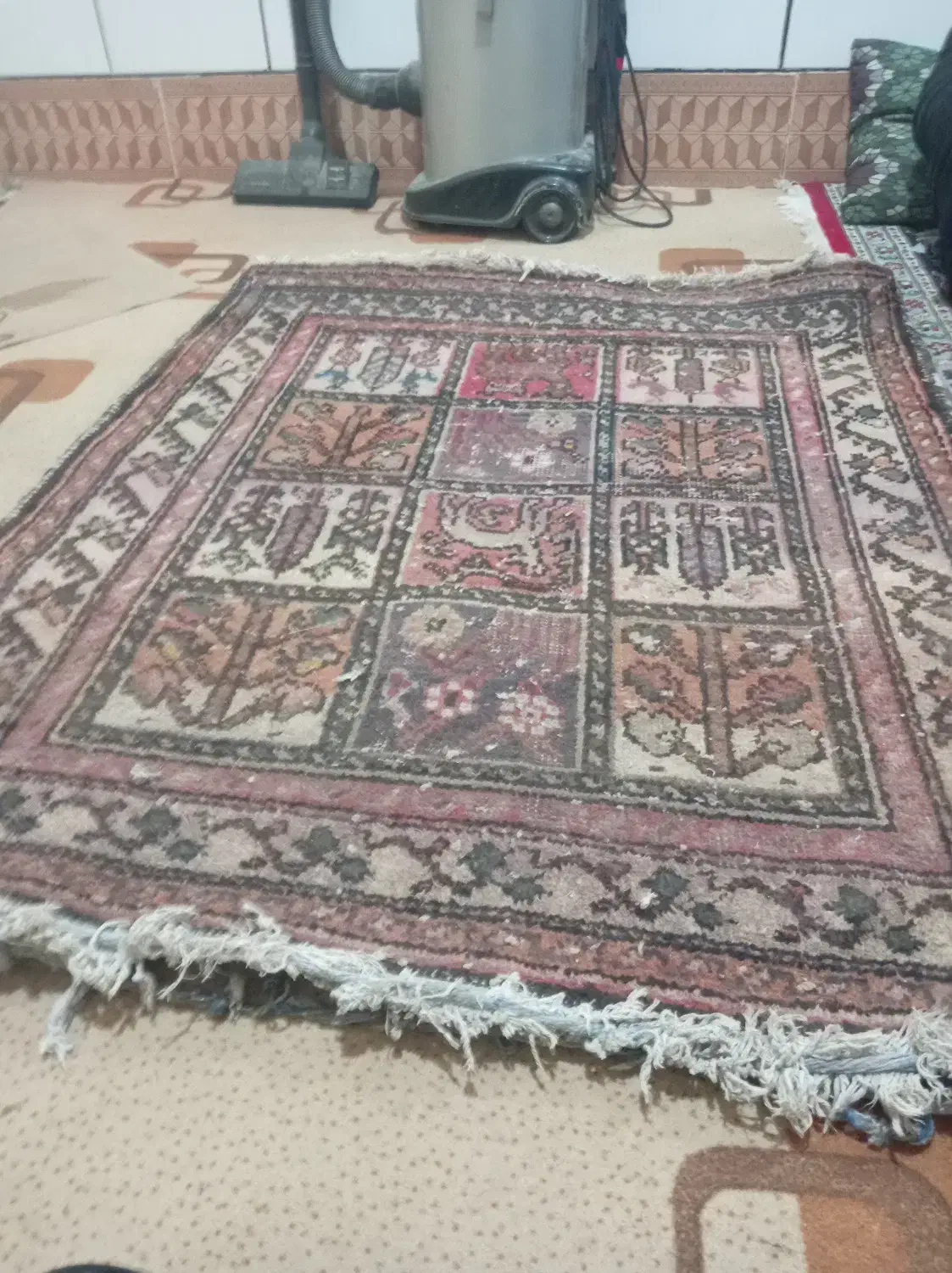 یک عدد قالیچه از دوره قاجار|فرش|زاینده رود, |دیوار