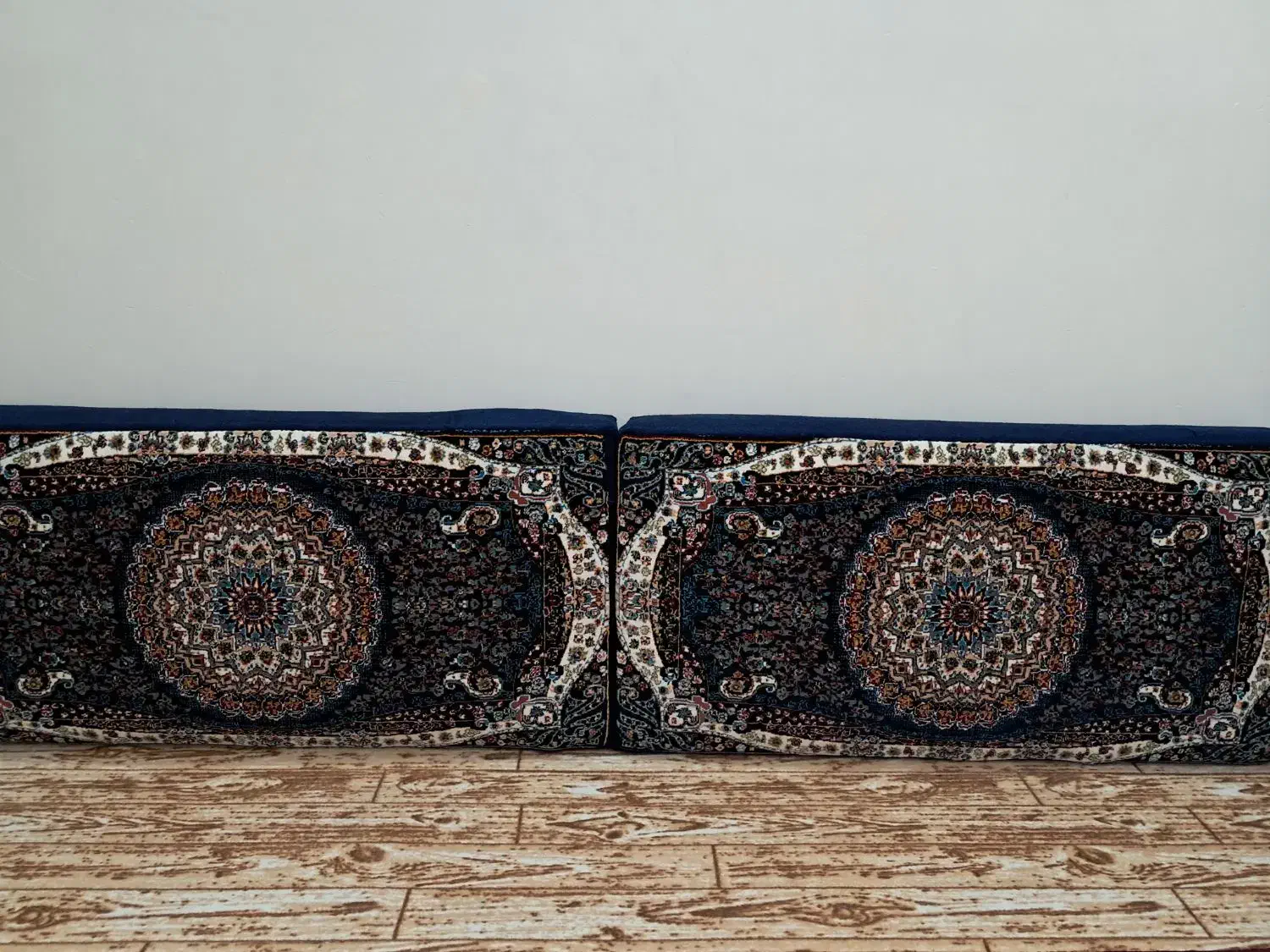 پشتی|پشتی|سبزوار, پیام|دیوار