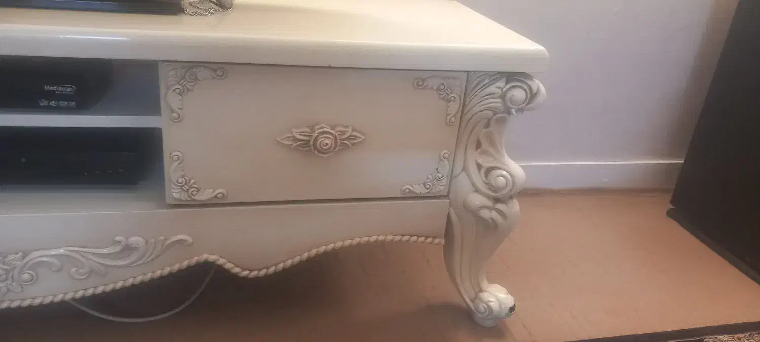 میز تلویزیون|میز تلویزیون|ری, جوانمرد قصاب|دیوار