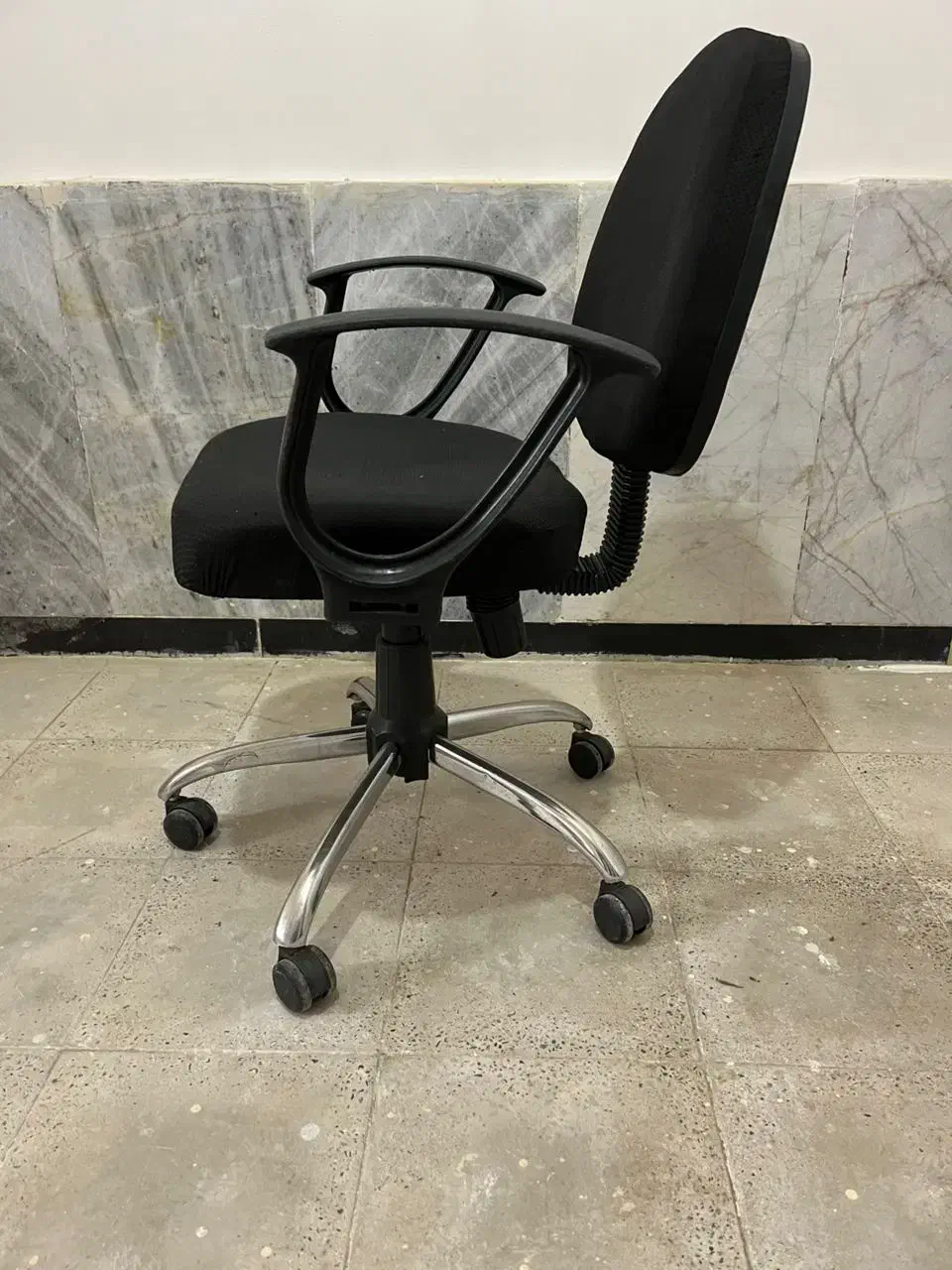 صندلی چرخدار|دفتر کار|هشتگرد, شهرک اداری|دیوار