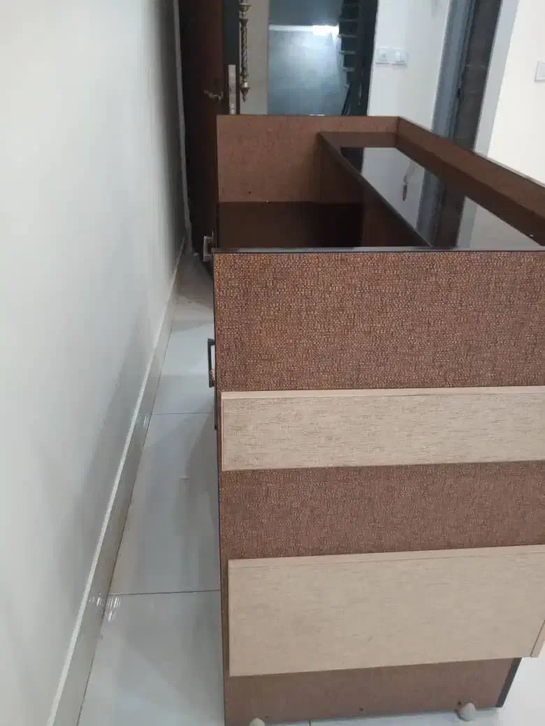 میز منشی اداری شیک و جادار در حد نو (بروجرد)|مبلمان اداری|بروجرد, |دیوار