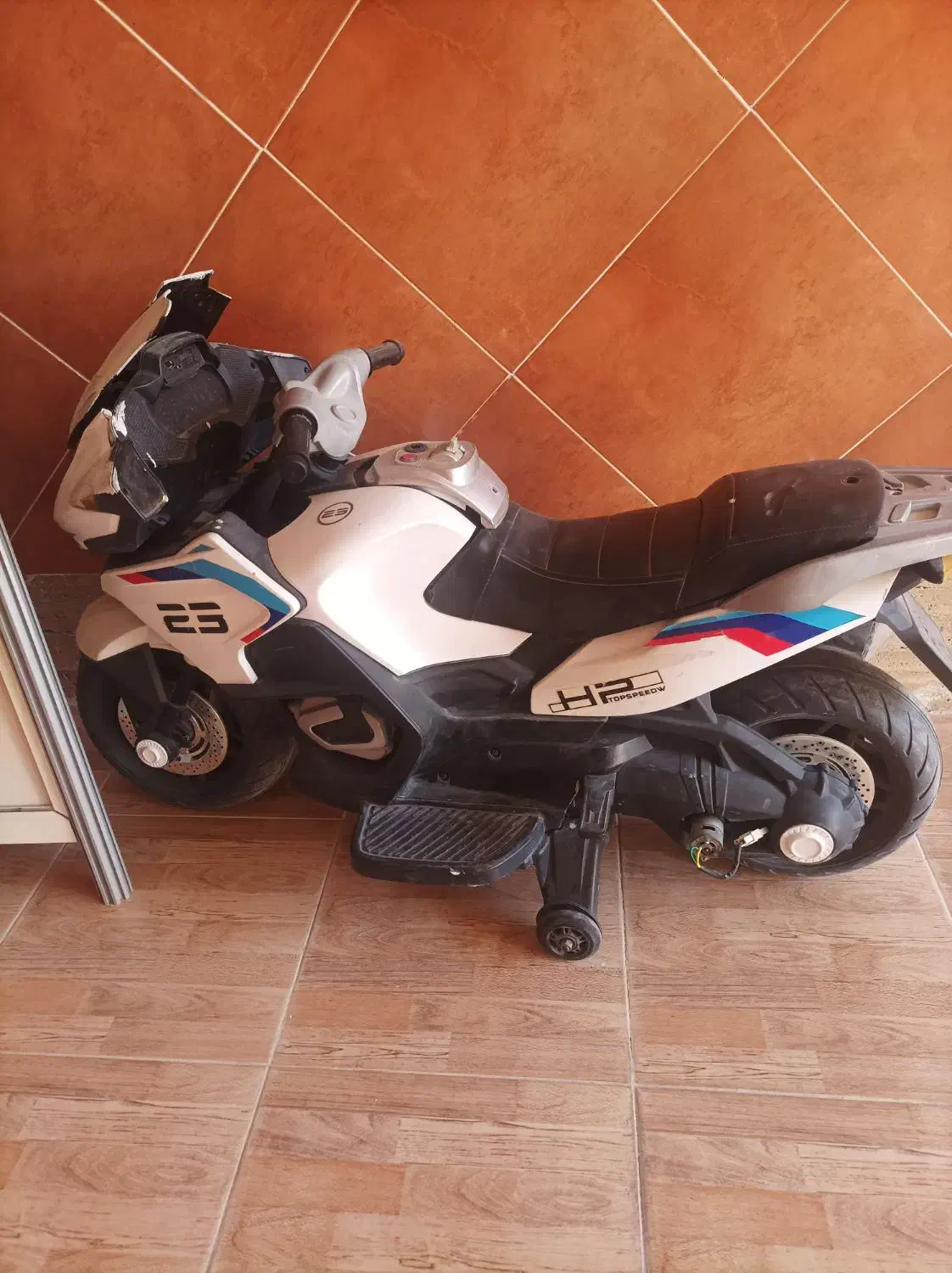 یک دستگاه موتور شارژی و دو عدد تخت وکمدبچه|اسباببازی بچه|کازرون, |دیوار