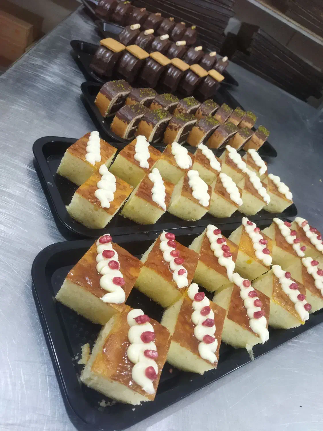 به یک شاگردآقا برای کاردر شیرینی فروشی نیازمندیم|استخدام خدمات فروشگاه و رستوران|قروه, |دیوار