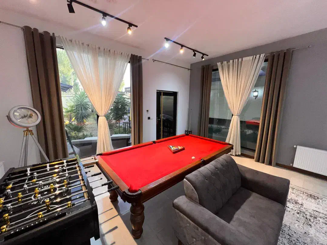 اجاره ویلا استخر دار مدرن. روما|اجارهٔ کوتاهمدت ویلا و باغ|تهران, چیتگر جنوبی|دیوار