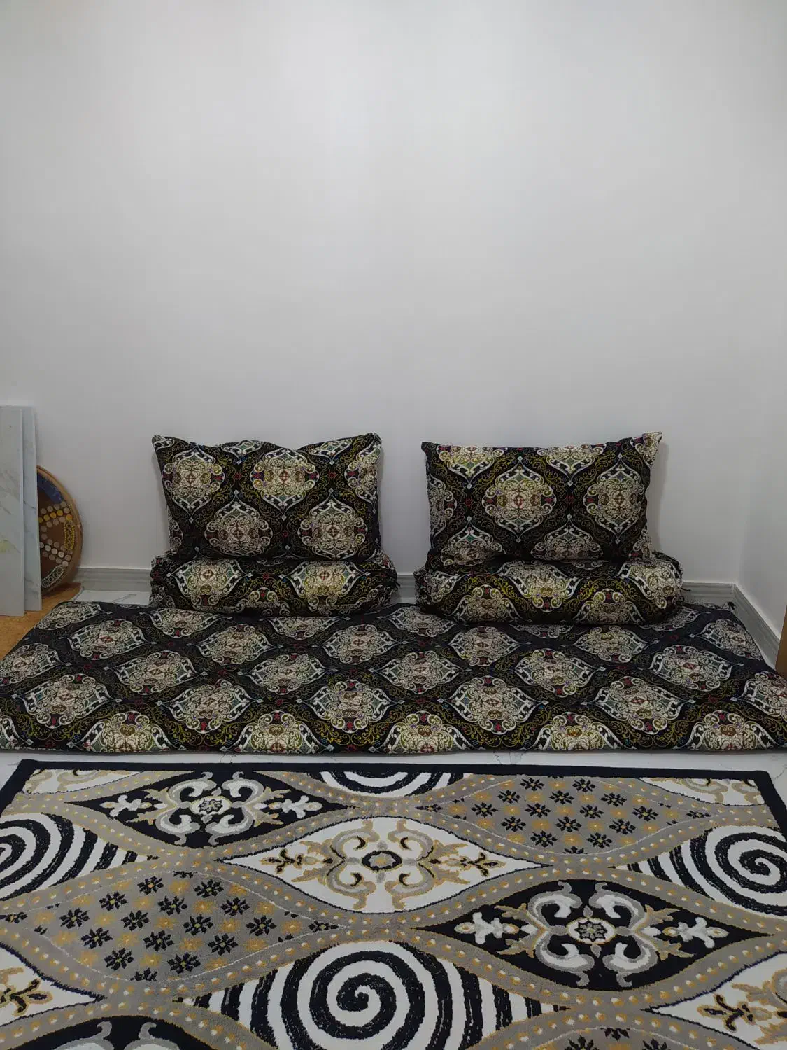 شاه نشین دست دوز|پشتی|گلستان (تهران), |دیوار