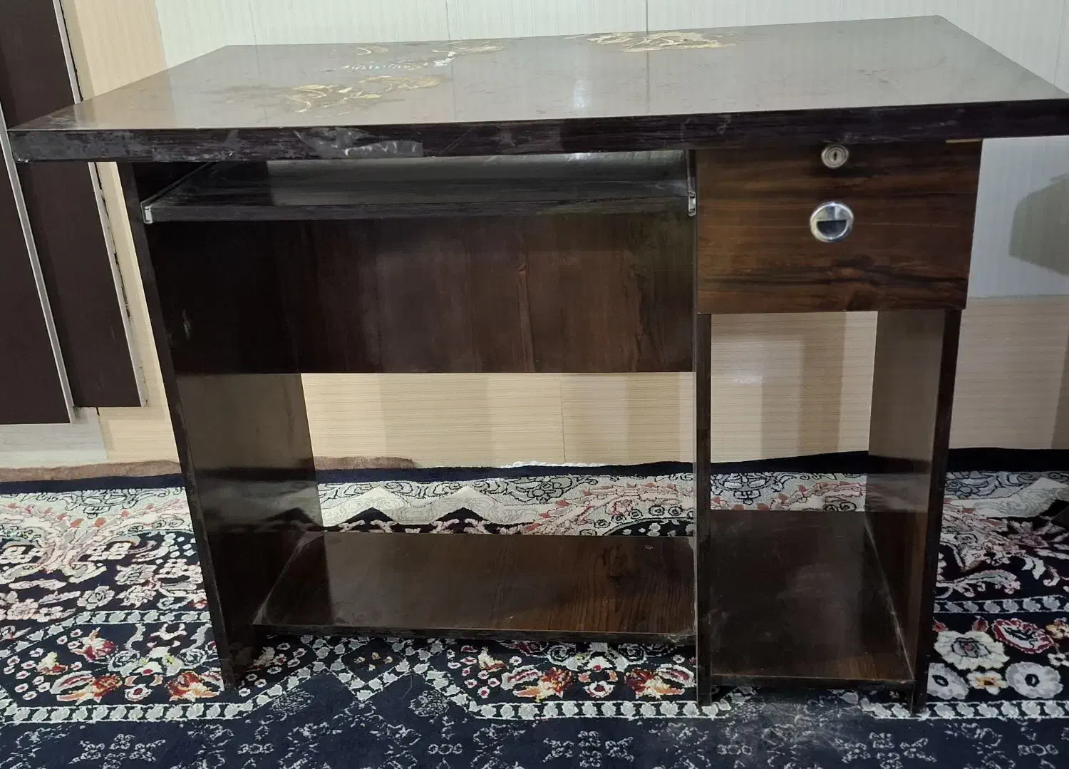 میز|میز تحریر و کامپیوتر|بیکاه, |دیوار