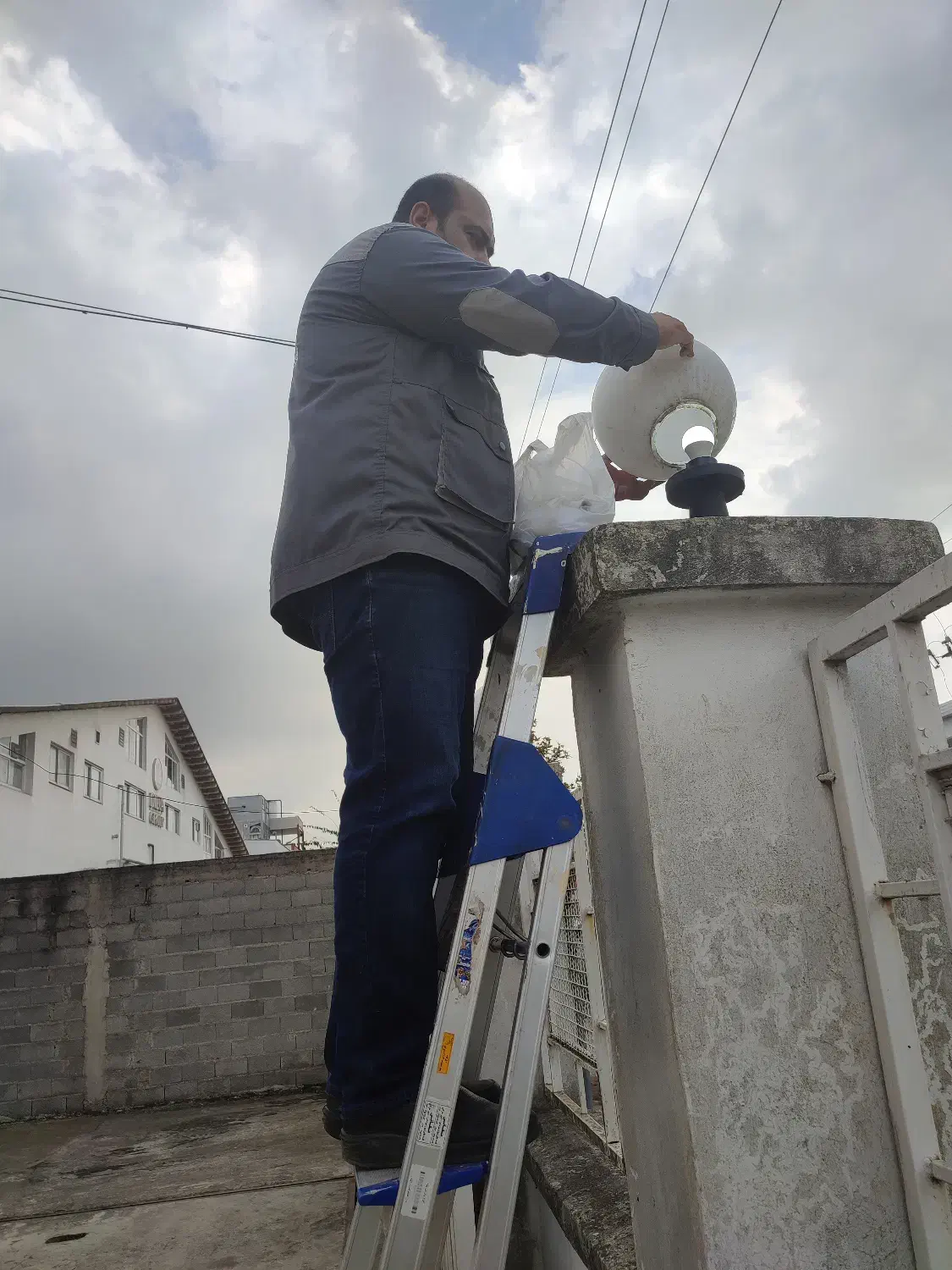 سرویس و نگهداری تخصصی برق و تاسیسات گیلان ویلا|خدمات پیشه و مهارت|رشت, معلم|دیوار