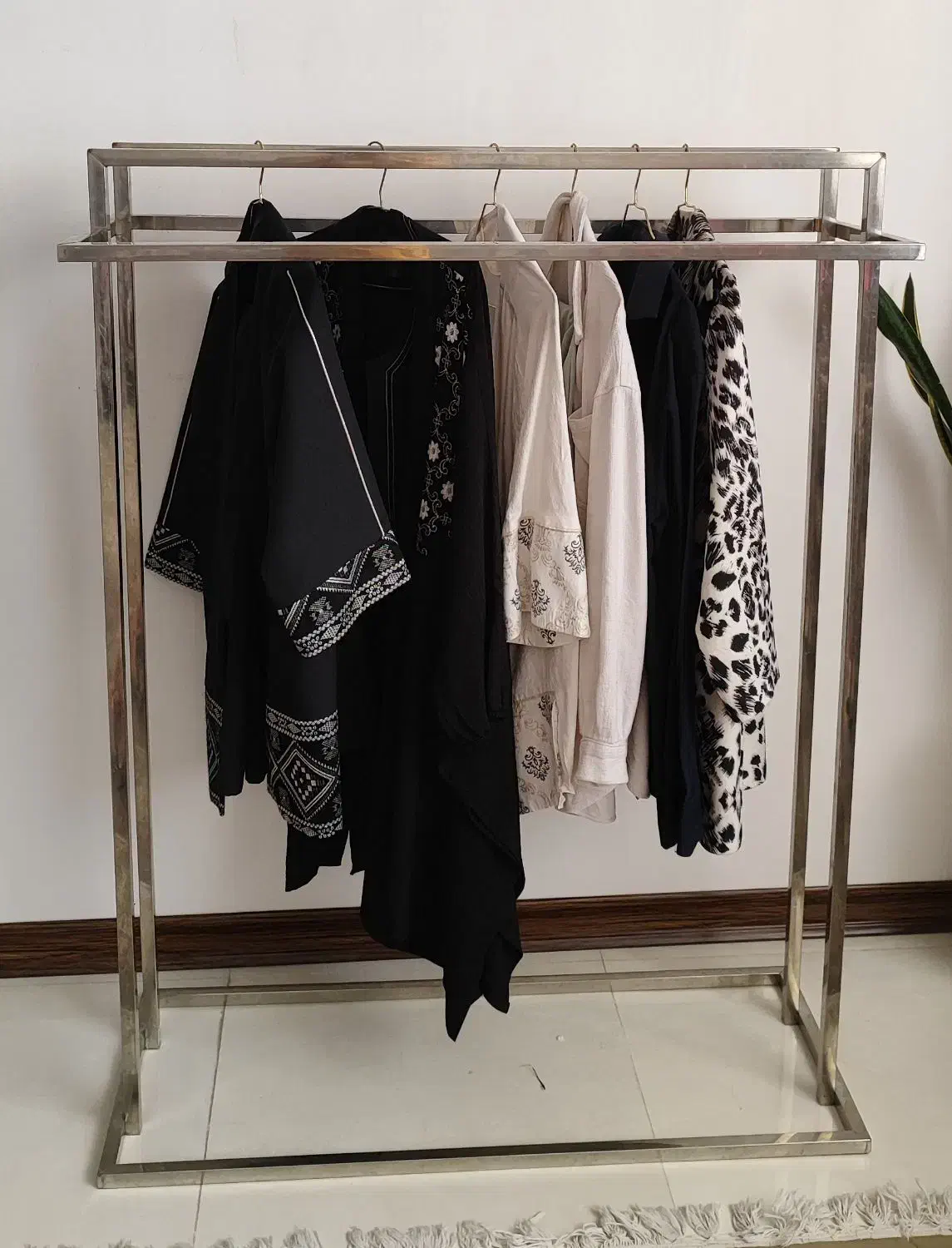 رگال لباس|بندرخت و رخت‌آویز|شهریار, شهریار|دیوار