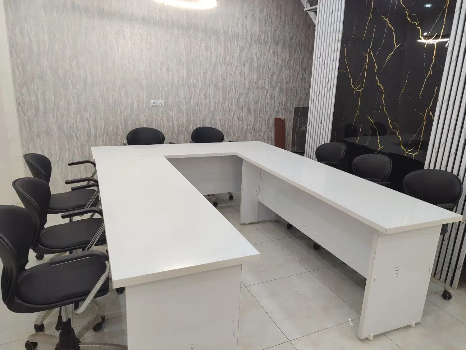 میز کنفرانس و هشت عدد صندلی چرخ دار|دفتر کار|اهواز, گلستان|دیوار