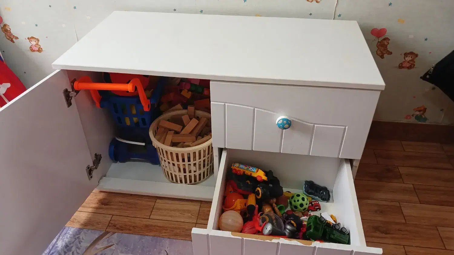 میز ۹۰ در ۵۵|اسباب و اثاث بچه|رشت, پیرکلاچای|دیوار