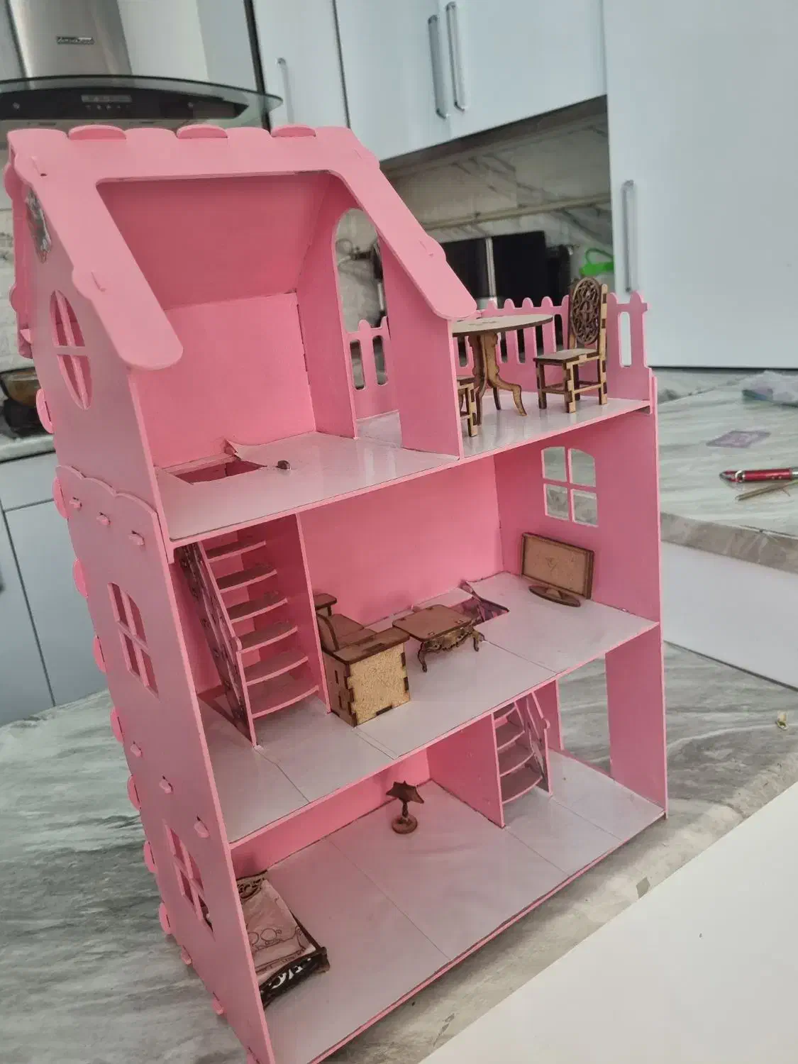 خانه چوبی باربی|اسباب‌بازی بچه|اندیشه, اندیشه فاز ۴|دیوار