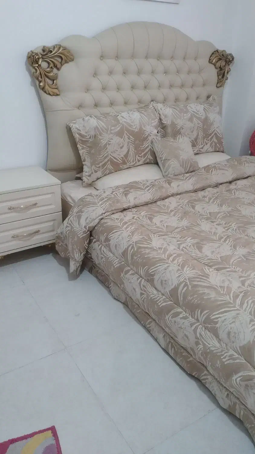 میز آرایش جنس عالی و تخت|تخت و سرویس خواب|فولادشهر, C7|دیوار