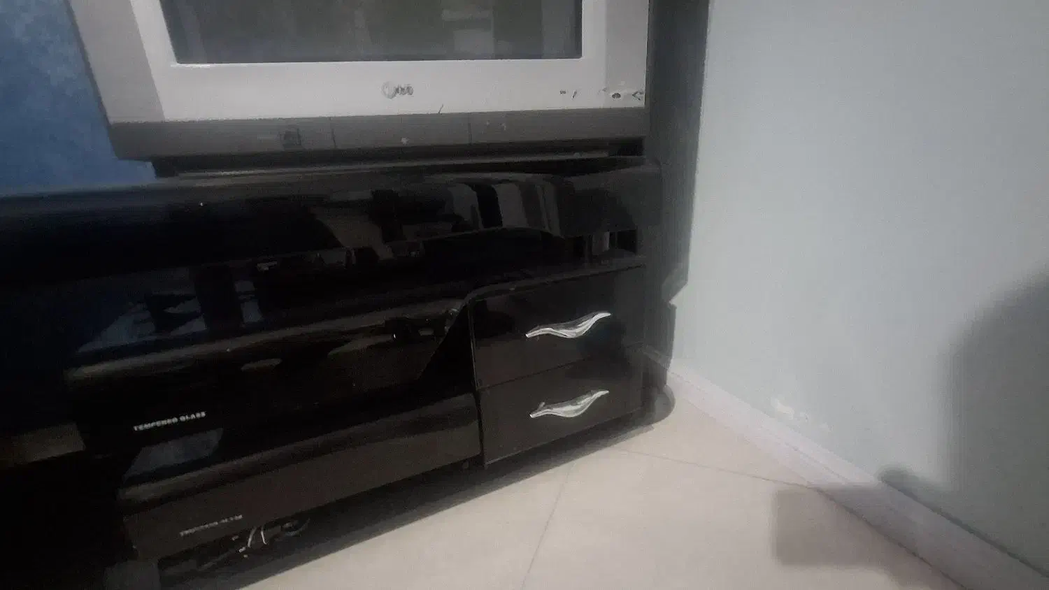 تلویزیون قدیمی ال جی و میز تلویزیون شیشه ای|تلویزیون و پروژکتور|فشم, |دیوار