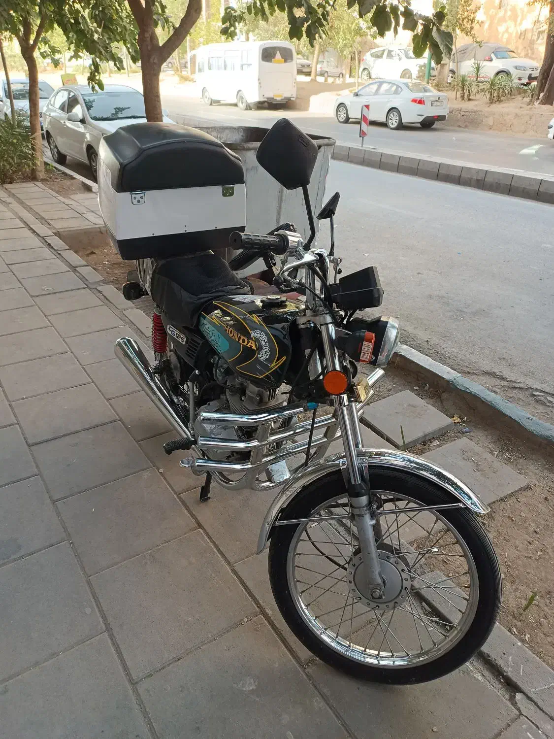 موتور هندا|موتورسیکلت|ری, شهادت|دیوار