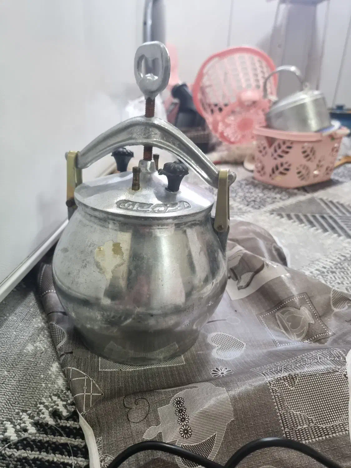 زودپز|ظروف پخت‌وپز|قم, قلعه کامکار|دیوار