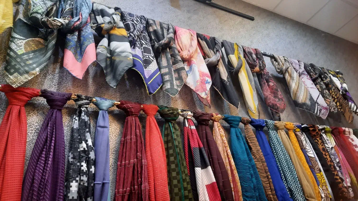 گالری شال وروسری ملکه|لباس|رشت, پاره بیجار|دیوار