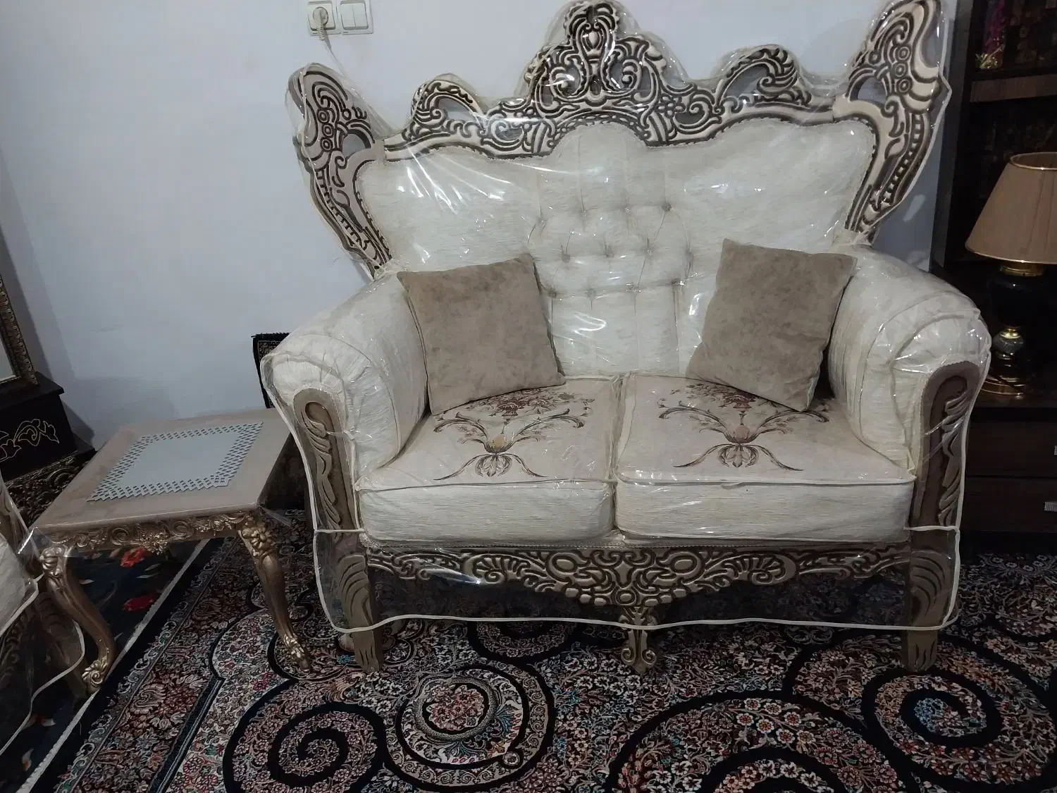 مبلمان هفت نفره سلطنتی با روکش و میز وعسلی سالم|مبلمان خانگی و میز عسلی|همدان, |دیوار