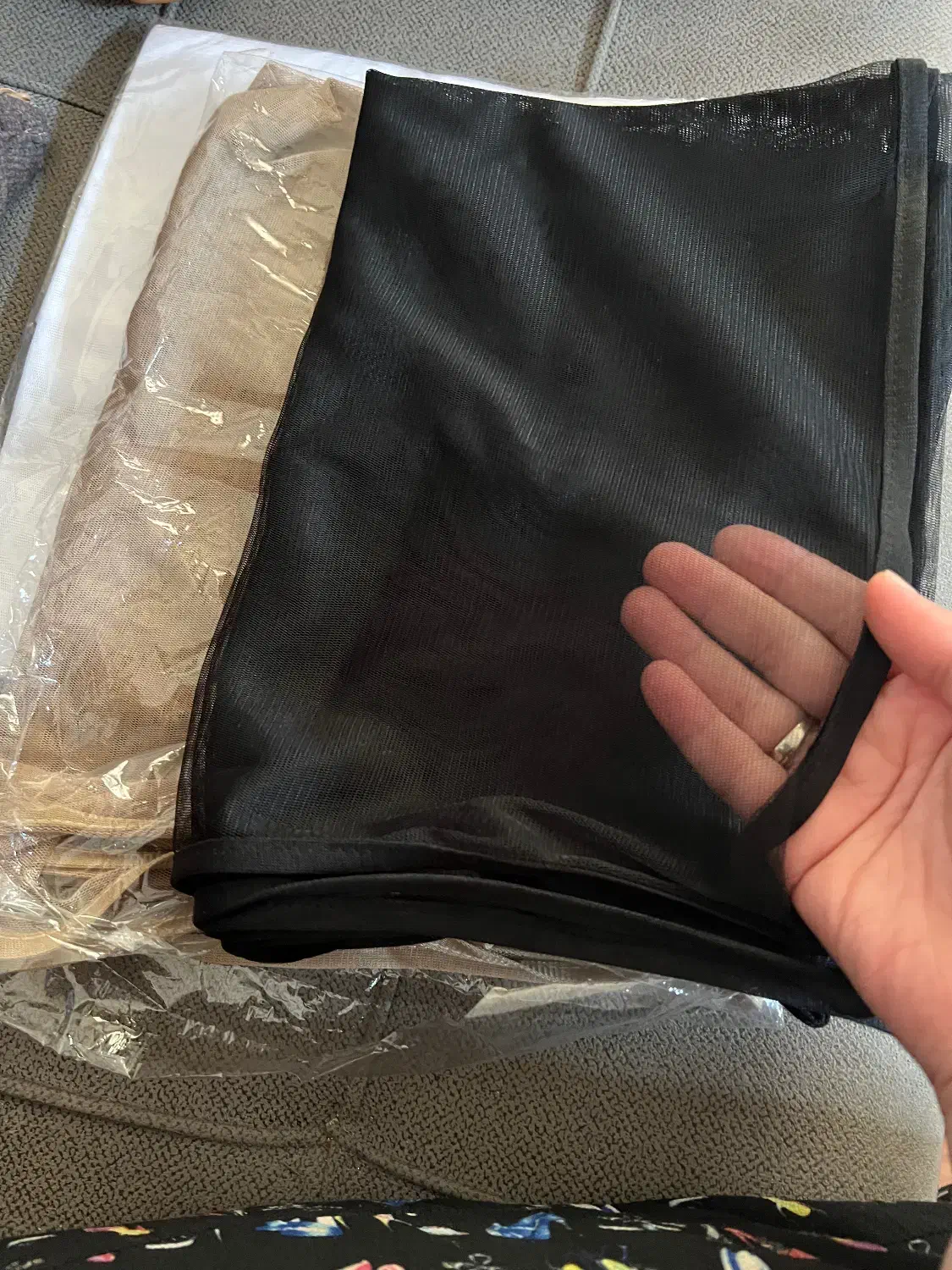 تعدادی شال توری و طرح دار|لباس|شیراز, قلعه شاهزاده بیگم|دیوار