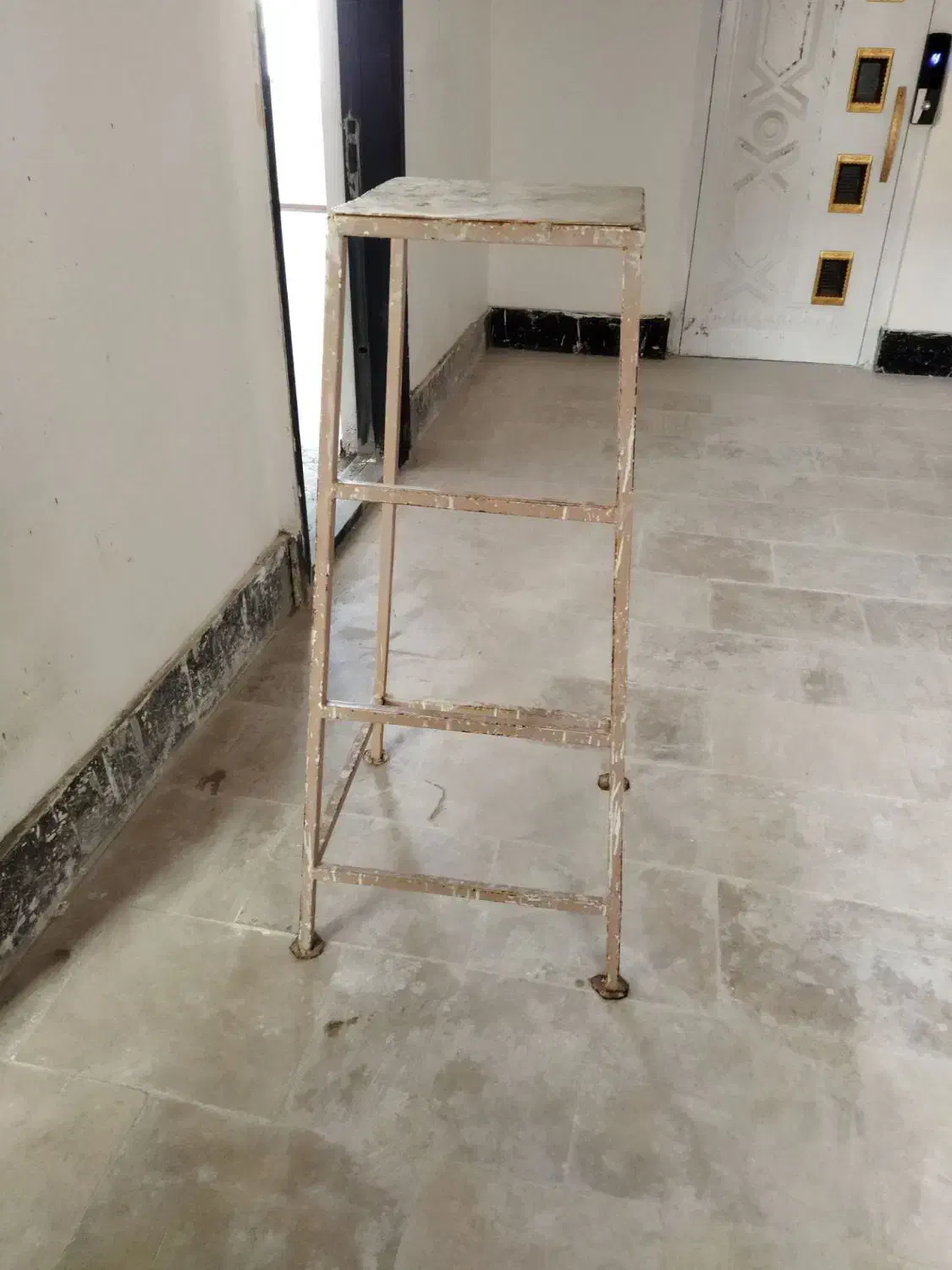 چهارپایه استاندارد|صندلی و نیمکت|تاکستان, |دیوار