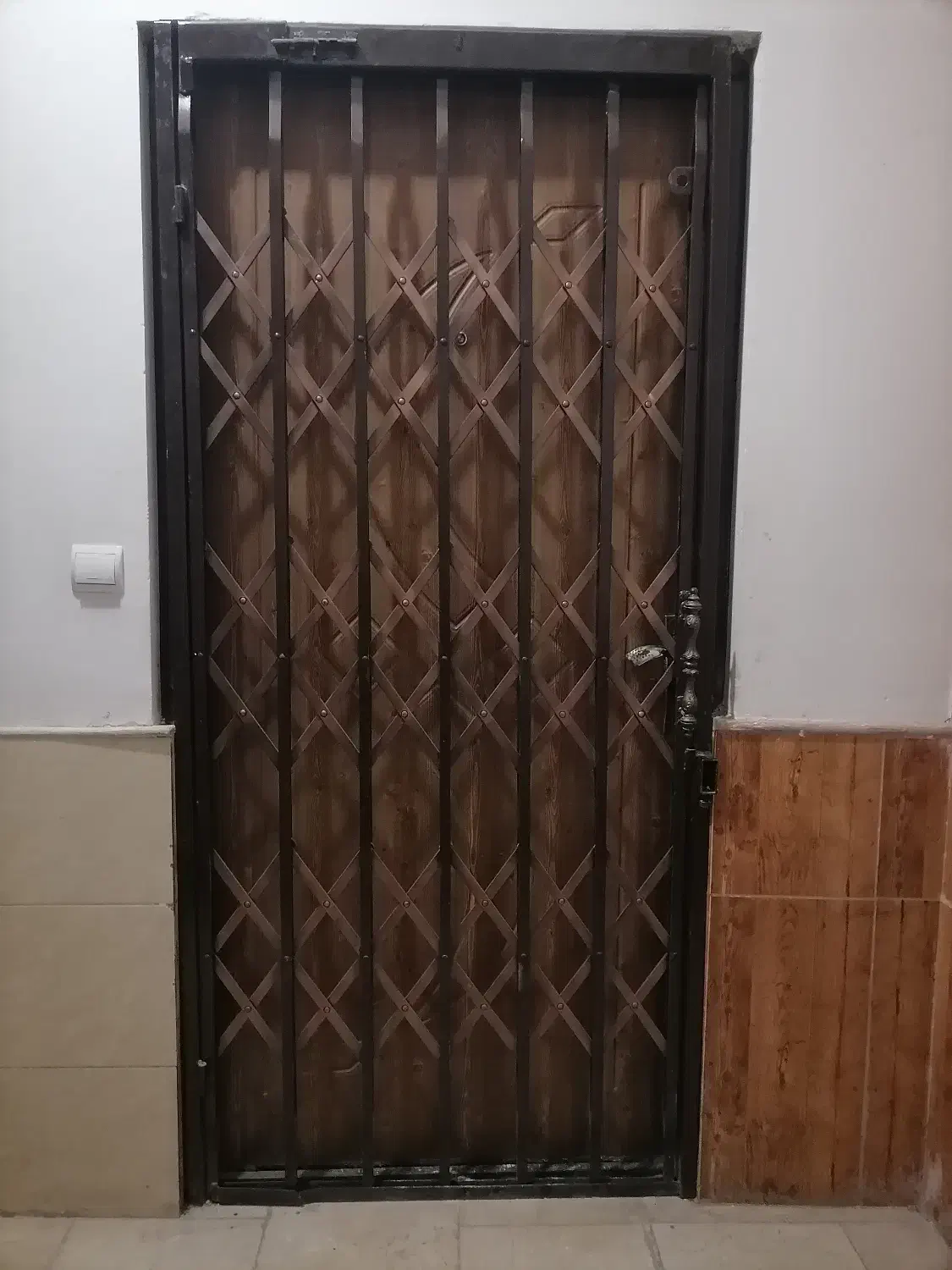 درب ورودی آپارتمان بهمراه حفاظ|مصالح و تجهیزات ساختمان|مهدی شهر, |دیوار