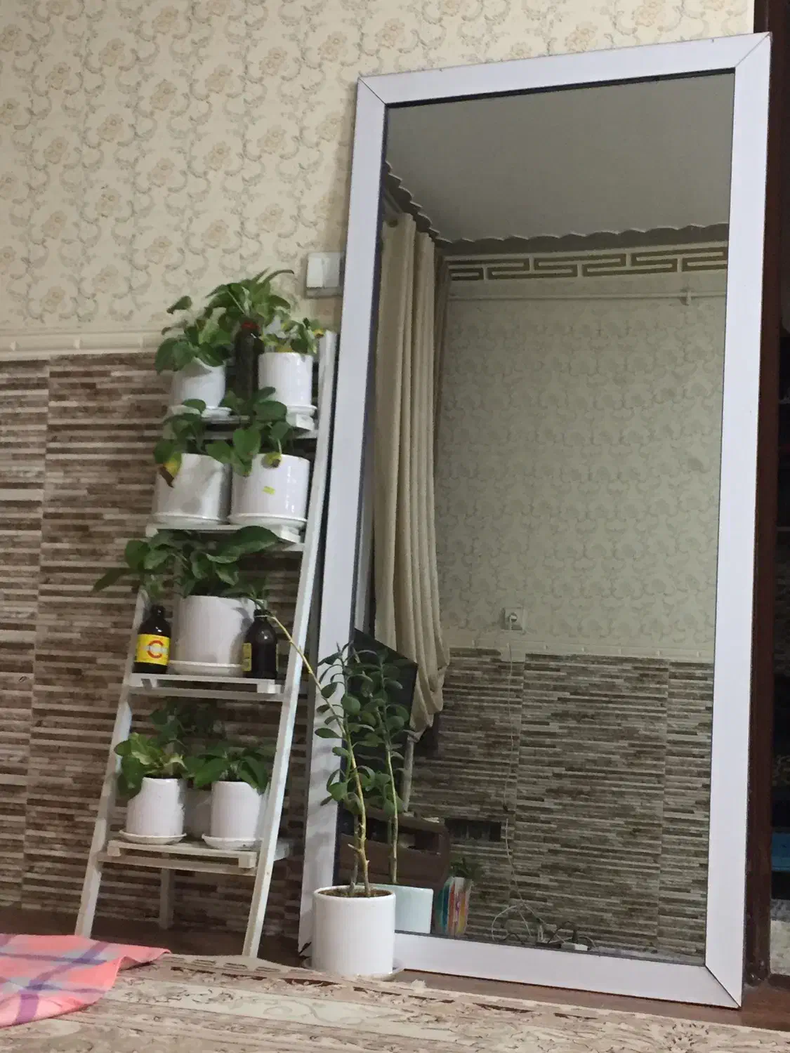 یک عدد آینه بزرگ دارای قاب|آینه|سیرجان, |دیوار