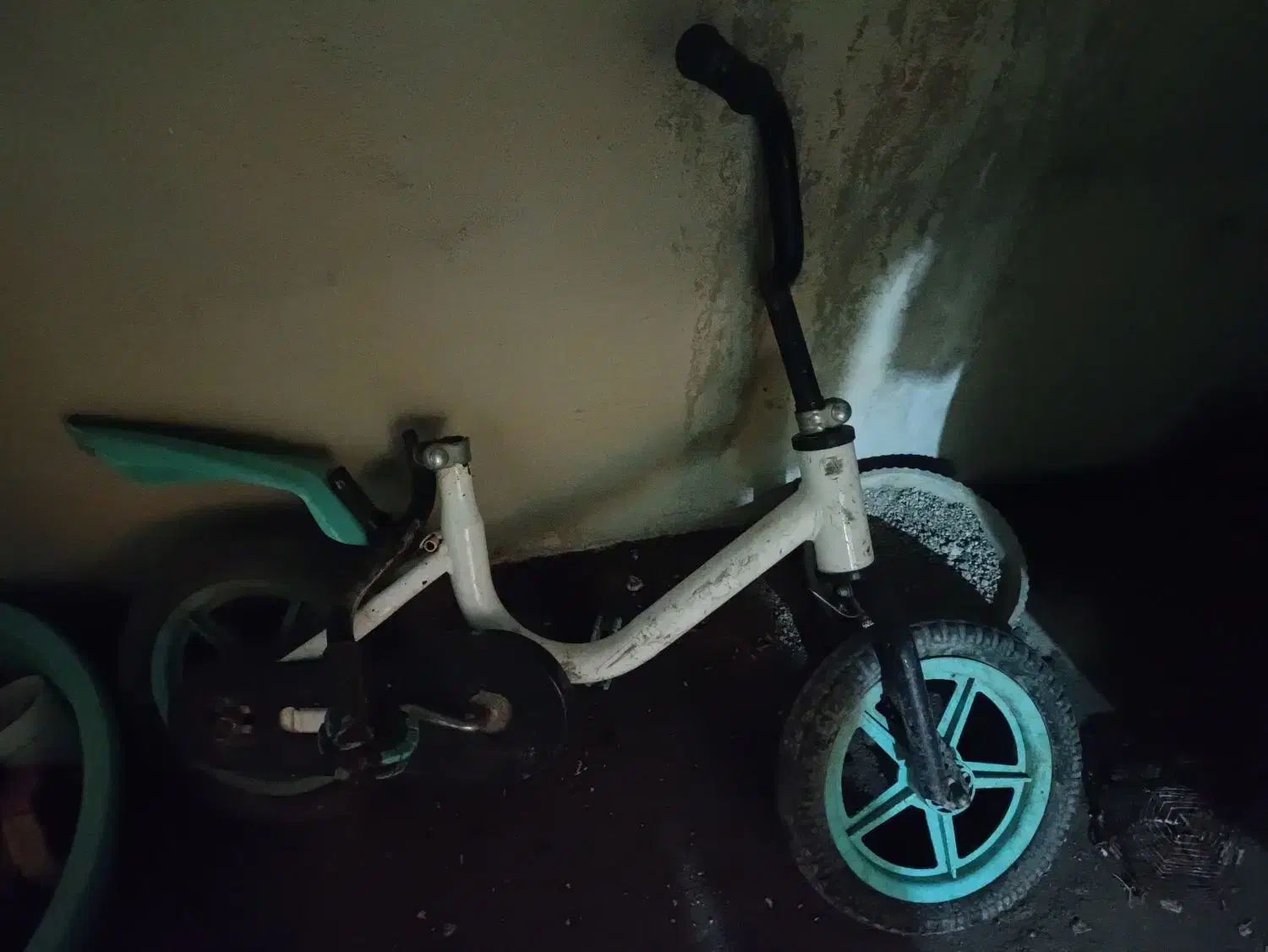 تعدادی لباس و دو دوچرخه نیاز به تعمیر|دوچرخه، اسکیت، اسکوتر|دوگنبدان, |دیوار