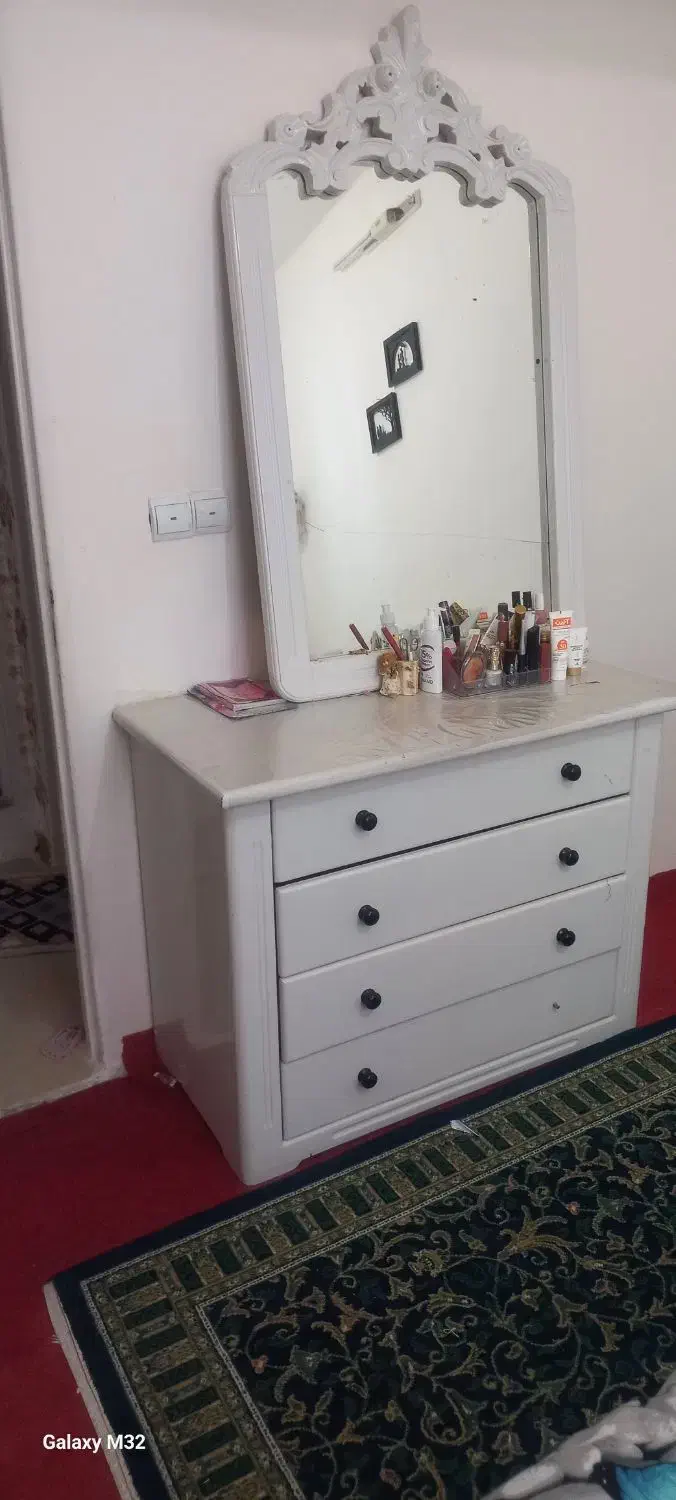 تخت خواب یک عدد آینه دراور پاتختی کفی چوبی|تخت و سرویس خواب|نیشابور, مسکن مهر نور|دیوار