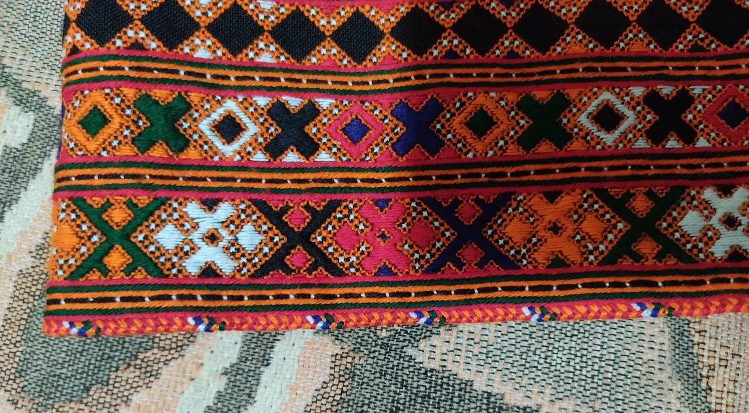 دوزنده سرپاگ|لباس|ایرانشهر, |دیوار