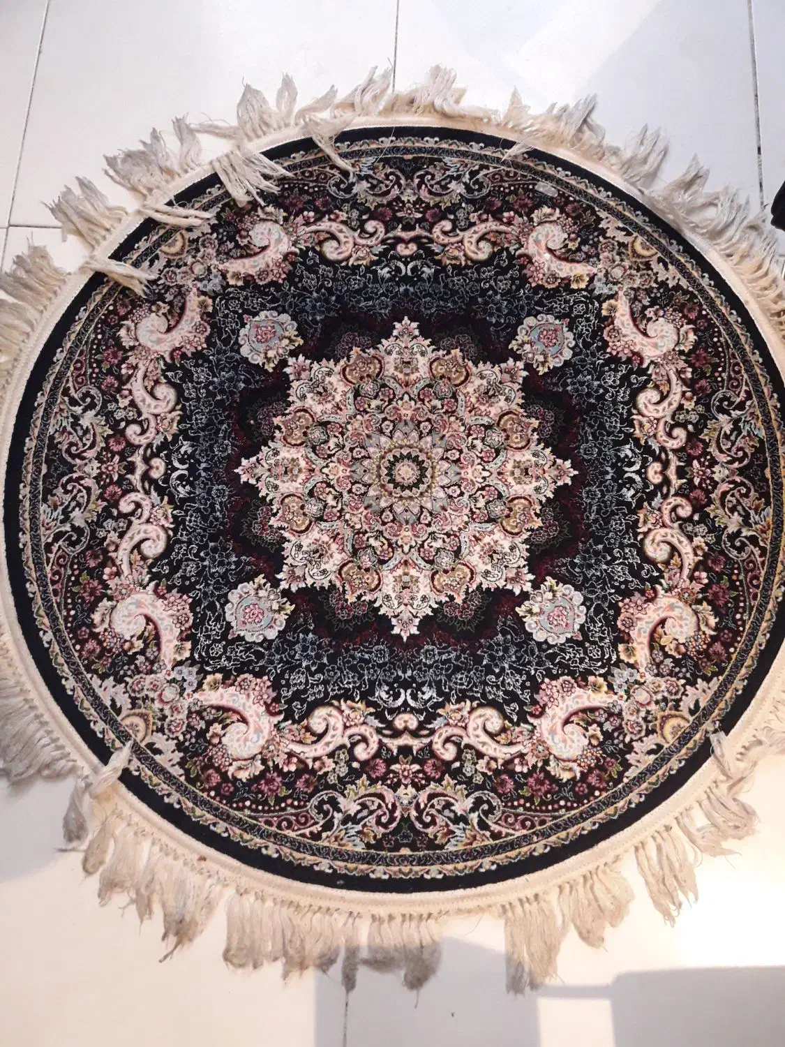 فرش گرد هزارشانه یک در یک|فرش|تهران, جمالزاده|دیوار