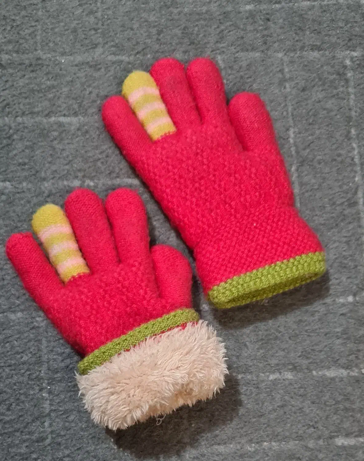 دستکش بچگانه|کفش و لباس بچه|مشکیندشت, |دیوار