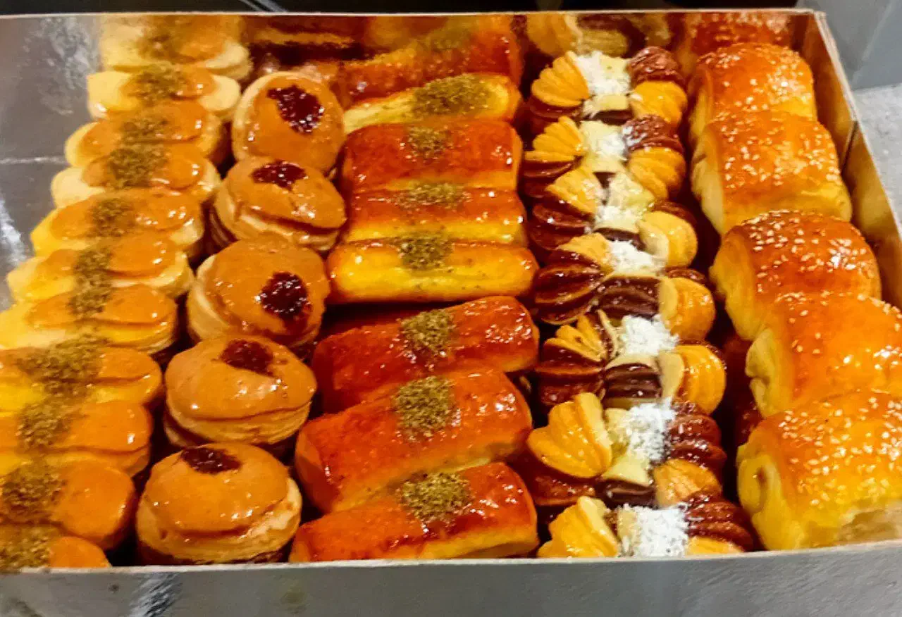 پخش عمده کیک و شیرینی بیرون بر قنادیها|خوردنی و آشامیدنی|رشت, رشتیان|دیوار