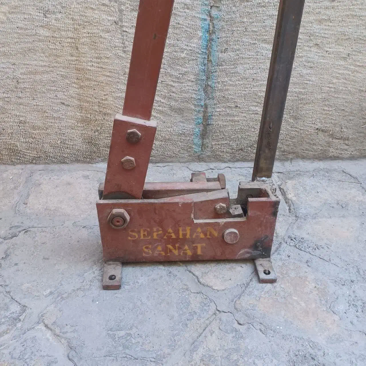 دلیر ستونی|ابزارآلات|اصفهان, رکن الدوله غربی|دیوار