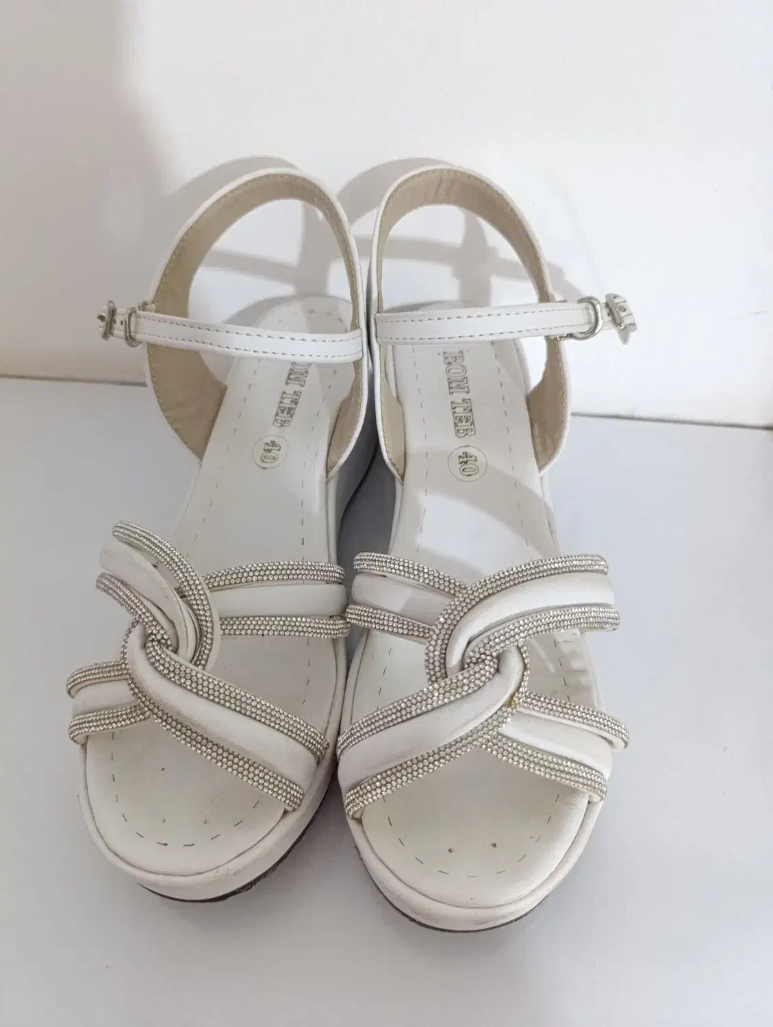 کفش مجلسی|کیف، کفش، کمربند|نیشابور, سرآب کوشک|دیوار