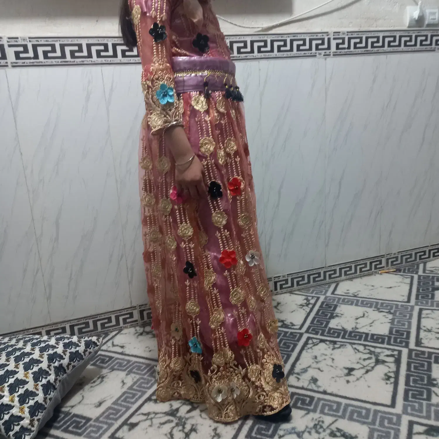 لباس مراسمی|لباس|گچی, |دیوار