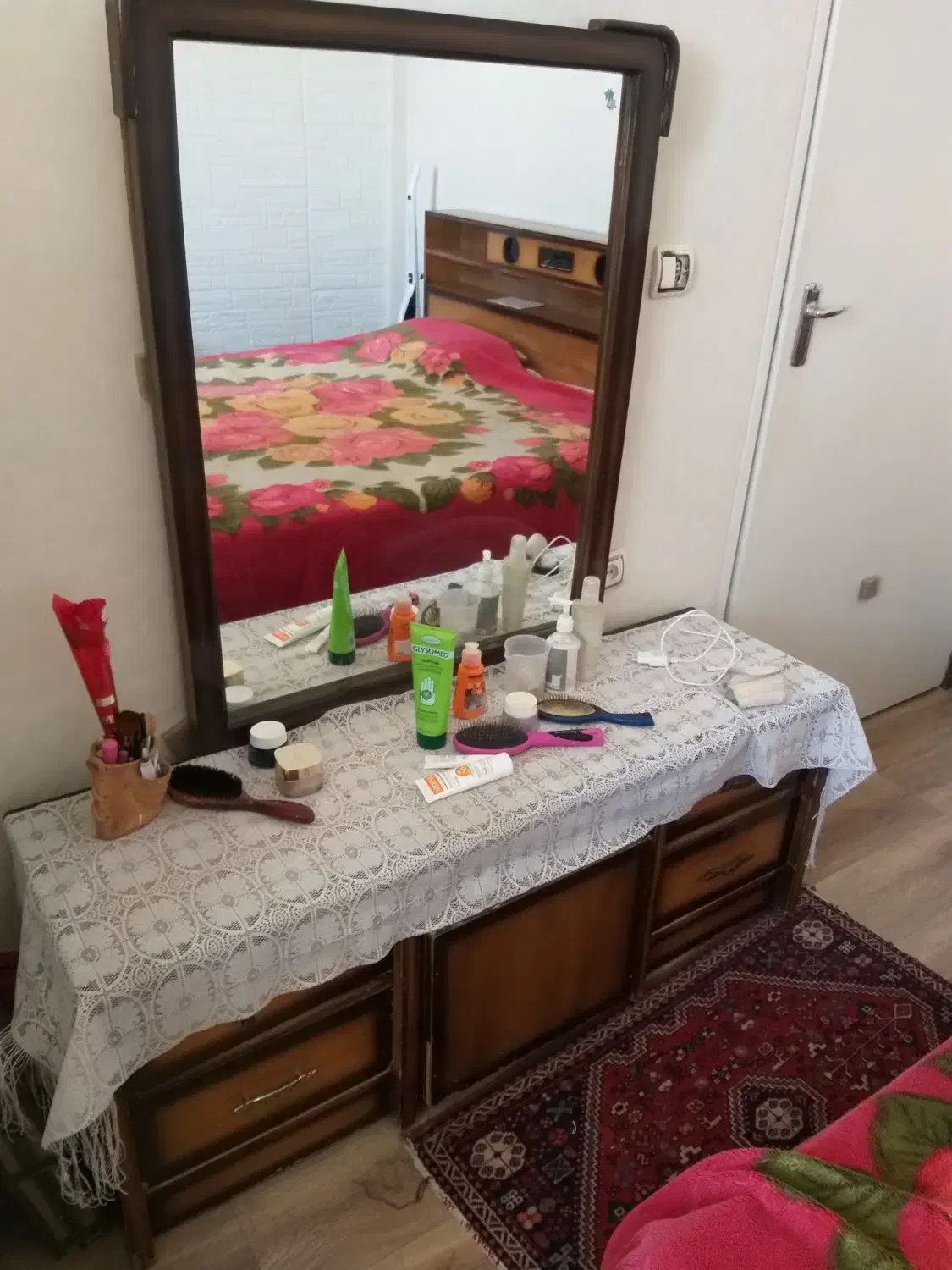میزآرایش با ۴ کشو و کرسی چرخدار|جاکفشی، کمد، دراور|شیراز, معالی‌آباد|دیوار