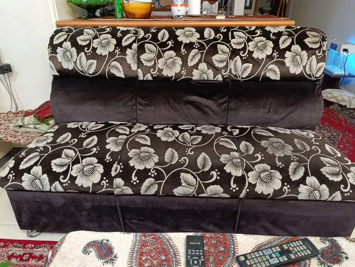 دو دست مبل سه نفره|مبلمان خانگی و میز عسلی|رشت, استقامت ۱|دیوار